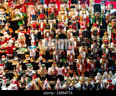 Die Nussknacker sind zu Weihnachten auf dem Weihnachtsmarkt in Aachen vertreten. Stockfoto