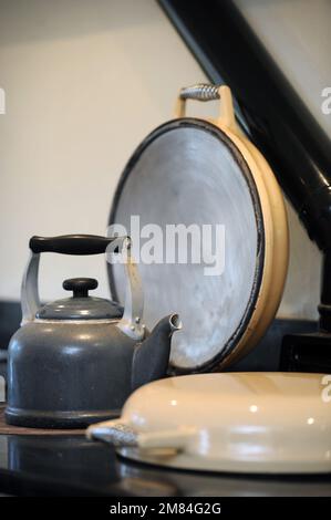 Ein Wasserkocher auf der Aga in der Küche. Stockfoto