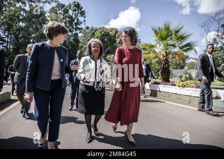 Addis Abeba, Äthiopien. 12. Januar 2023. Annalena Baerbock (Bündnis90/die Grünen, r) Außenministerin, führt mit Catherine Colonna (l) Außenministerin Frankreichs, neben Sahle-Work Zewde (M), Präsidentin Äthiopiens. Baerbock plant Gespräche mit der äthiopischen Regierung und der Regionalorganisation der Afrikanischen Union (AU). Die äthiopische Regierung hatte im November ein Friedensabkommen mit der Tigray People's Liberation Front (TPLF) geschlossen. Kredit: Michael Kappeler/dpa/Alamy Live News Stockfoto