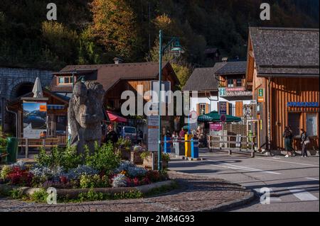 Blick auf einen Souvenirladen auf den Straßen, der Winterkleidung, bunte Magnete, Stoffspielzeug und Sammlerstücke verkauft, die in Hallstatt, Österreich, gefangen wurden. Stockfoto