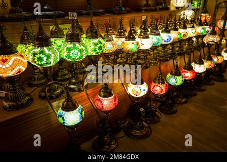 Wunderschöne arabische Lampen mit unscharfem Hintergrund, aufgenommen am Dubai Spice Souk. Stockfoto