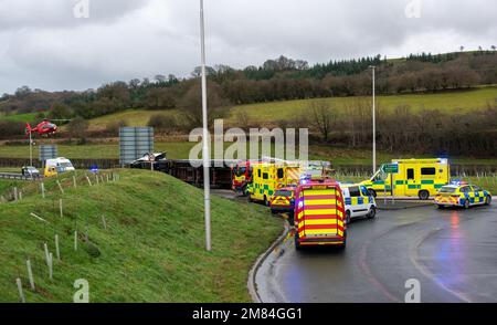 Newtown Powys, Wales, 11/01/2023, das ist der Moment, als ein Lastwagen einen Kreisverkehr auf der Newtown Powys Umgehungsstraße umfuhr und dann über einem Land Rover Verteidiger landete. Beide Parteien sind in Ordnung. Guthaben: H18PDW Fotos/Alamy Live News Stockfoto