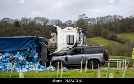 Newtown Powys, Wales, 11/01/2023, das ist der Moment, als ein Lastwagen einen Kreisverkehr auf der Newtown Powys Umgehungsstraße umfuhr und dann über einem Land Rover Verteidiger landete. Beide Parteien sind in Ordnung. Guthaben: H18PDW Fotos/Alamy Live News Stockfoto