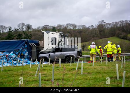 Newtown Powys, Wales, 11/01/2023, das ist der Moment, als ein Lastwagen einen Kreisverkehr auf der Newtown Powys Umgehungsstraße umfuhr und dann über einem Land Rover Verteidiger landete. Beide Parteien sind in Ordnung. Guthaben: H18PDW Fotos/Alamy Live News Stockfoto