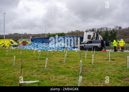 Newtown Powys, Wales, 11/01/2023, das ist der Moment, als ein Lastwagen einen Kreisverkehr auf der Newtown Powys Umgehungsstraße umfuhr und dann über einem Land Rover Verteidiger landete. Beide Parteien sind in Ordnung. Guthaben: H18PDW Fotos/Alamy Live News Stockfoto