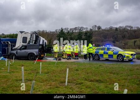 Newtown Powys, Wales, 11/01/2023, das ist der Moment, als ein Lastwagen einen Kreisverkehr auf der Newtown Powys Umgehungsstraße umfuhr und dann über einem Land Rover Verteidiger landete. Beide Parteien sind in Ordnung. Guthaben: H18PDW Fotos/Alamy Live News Stockfoto