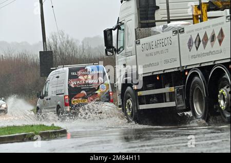 Nord-Somerset. Großbritannien, 11/01/2023, Cars Vans Motorrad, alle ertappt, als die Straße an der A370. Ecke der Rhodyate Lane in North Somerset stark überflutet wurde. Bildnachweis: Robert Timoney/Alamy Live News Stockfoto