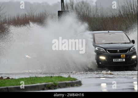 Nord-Somerset. Großbritannien, 11/01/2023, Cars Vans Motorrad, alle ertappt, als die Straße an der A370. Ecke der Rhodyate Lane in North Somerset stark überflutet wurde. Bildnachweis: Robert Timoney/Alamy Live News Stockfoto