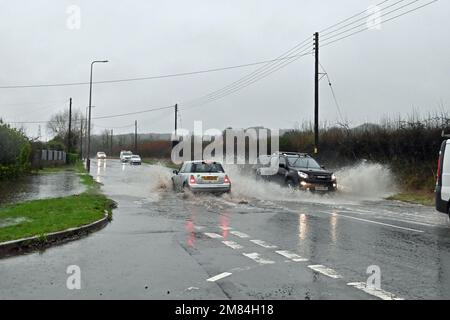 Nord-Somerset. Großbritannien, 11/01/2023, Cars Vans Motorrad, alle ertappt, als die Straße an der A370. Ecke der Rhodyate Lane in North Somerset stark überflutet wurde. Bildnachweis: Robert Timoney/Alamy Live News Stockfoto