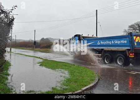 Nord-Somerset. Großbritannien, 11/01/2023, Cars Vans Motorrad, alle ertappt, als die Straße an der A370. Ecke der Rhodyate Lane in North Somerset stark überflutet wurde. Bildnachweis: Robert Timoney/Alamy Live News Stockfoto