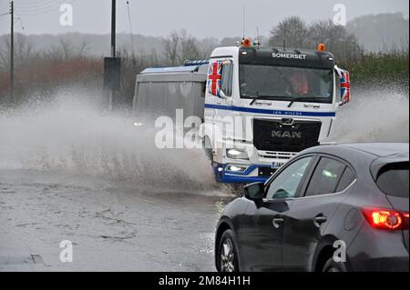 Nord-Somerset. Großbritannien, 11/01/2023, Cars Vans Motorrad, alle ertappt, als die Straße an der A370. Ecke der Rhodyate Lane in North Somerset stark überflutet wurde. Bildnachweis: Robert Timoney/Alamy Live News Stockfoto