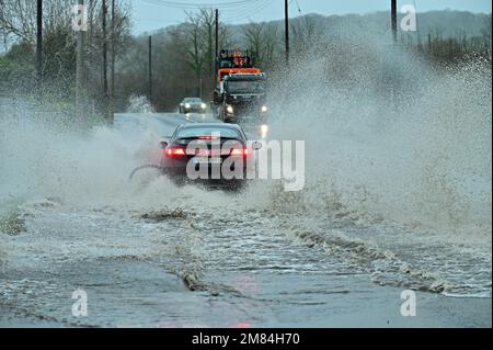 Nord-Somerset. Großbritannien, 11/01/2023, Cars Vans Motorrad, alle ertappt, als die Straße an der A370. Ecke der Rhodyate Lane in North Somerset stark überflutet wurde. Bildnachweis: Robert Timoney/Alamy Live News Stockfoto