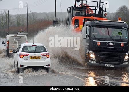 Nord-Somerset. Großbritannien, 11/01/2023, Cars Vans Motorrad, alle ertappt, als die Straße an der A370. Ecke der Rhodyate Lane in North Somerset stark überflutet wurde. Bildnachweis: Robert Timoney/Alamy Live News Stockfoto