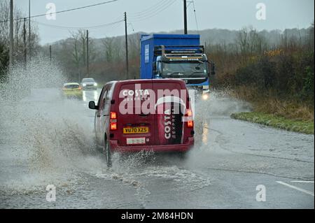 Nord-Somerset. Großbritannien, 11/01/2023, Cars Vans Motorrad, alle ertappt, als die Straße an der A370. Ecke der Rhodyate Lane in North Somerset stark überflutet wurde. Bildnachweis: Robert Timoney/Alamy Live News Stockfoto