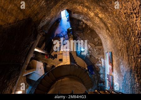 Nimes, Occitanie, Frankreich, 12 31 2022 - Innendesign der Steinmauern am Magne-Turm Stockfoto