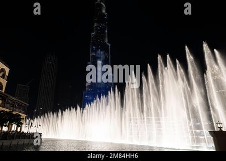 Dubai, VAE, Vereinigte Arabische Emirate. 29. November 2022. Fantastische Wasserspiele vor dem Burj Khalifa Wolkenkratzer bei Nacht in Dubai. Stockfoto
