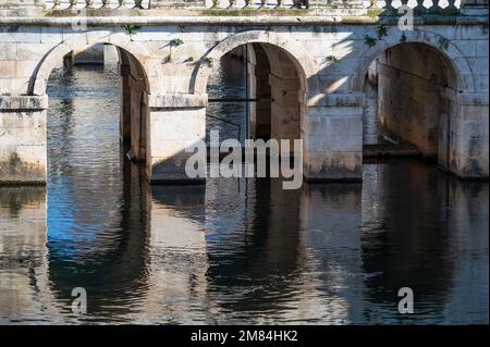 Nimes, Occitanie, Frankreich, 12 31 2022 - Bogenbrücke am Wasser der Brunnengärten in der Altstadt Stockfoto