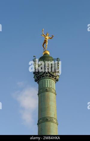 Die Säule vom 47m. Juli auf dem Place de la Bastille in Paris erinnert an die Revolution von 1830 und wird von einer vergoldeten Statue, dem Geist der Freiheit, überzogen Stockfoto