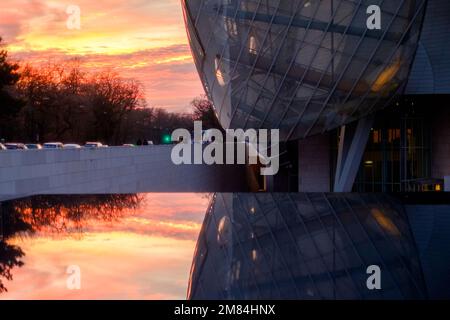 Fondation Louis Vuitton bei Sonnenuntergang Stockfoto