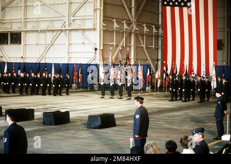 Ein Ehrenwächter und Farbwächter der Airborne Division aus dem Jahr 101. stehen während einer Gedenkfeier für 248 Mitglieder der 3. Milliarden, 502. Inf., 101. Airborne Div., die am 12. Dezember 1985 beim Flugzeugabsturz am Flughafen Gander, Neufundland, Kanada, ums Leben kamen. Das 3. Bataillon kehrte in die Vereinigten Staaten zurück, nachdem es an Friedenssicherungsaufgaben mit der Multinationalen Truppe und Beobachtern in der Sinai-Wüste teilgenommen hatte. Basis: Luftwaffenstützpunkt Dover Bundesstaat: Delaware (DE) Land: Vereinigte Staaten von Amerika (USA) Stockfoto