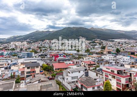 Quito, Equador - 26. September 2022: Panoramablick auf die Hauptstadt Stockfoto