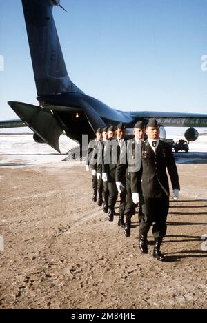 Sargträger der 101. Luftwaffendivision marschieren in einer einzigen Akte aus einem 437. Luftwaffenflugzeug C-141B, das die Überreste von Mitgliedern der 3. Mrd., 502. Inf., 101. Luftwaffenabteilung vom Flughafen Gander zum Luftwaffenstützpunkt Dover, Delaware, transportieren wird. Am 12. Dezember 1985 wurden 248 Soldaten des 3. Bataillons bei einem Flugzeugabsturz am Flughafen getötet. Sie kehrten in die Vereinigten Staaten zurück, nachdem sie an Friedensmissionen mit der Multinationalen Truppe und Beobachtern in der Sinai-Wüste teilgenommen hatten. Basis: Bundesstaat Gander: Neufundland (NF) Land: Kanada (CAN) Stockfoto