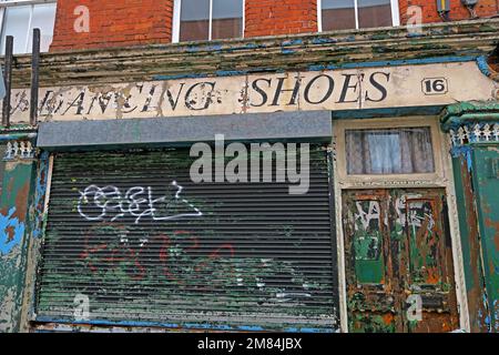 Fays Dancing Shoes 16 Great Denmark Street, geschlossener Laden mit Rollläden im Stadtzentrum von Dublin, Irland Stockfoto