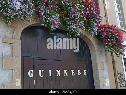 Hoftür in einer Bar, Werbung für Guinness Dry Stout, gebraut in Dublin, Eire, Irland Stockfoto