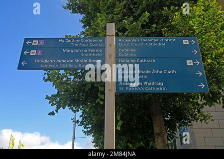 Sammlung von Touristenattraktionen der Stadt Dublin, auf einer Reihe von Fingerpfosten, Four Courts, Smithfield, Jameson Distillery, Christ Church Cathedral, Eire Stockfoto