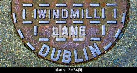 Gusseisengitter mit Prägung von Windmill Lane, Dublin, Tonge & Taggart, South City Foundry, Irland, Irland Stockfoto