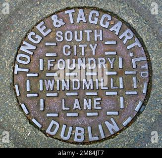 Gusseisengitter mit Prägung von Windmill Lane, Dublin, Tonge & Taggart, South City Foundry, Irland, Irland Stockfoto