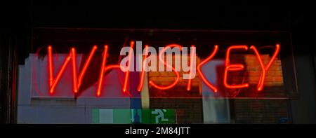 Irish Whiskey Liquor Red Neon Schild, in Dublin, Irland Stockfoto