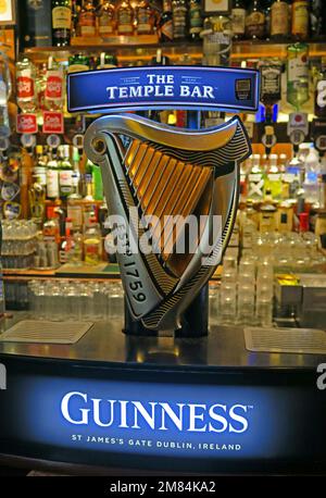 Guinness signierte harfenförmige Bar-Armatur in The Temple Bar, Dublin, Est 1840, 47-48 Temple Bar, Dublin 2, D02 N725, Irland Stockfoto