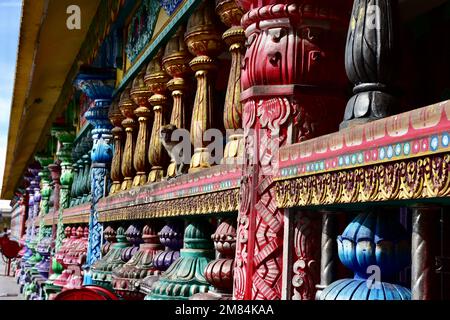 Details von komplizierten Holzschnitzereien einer hindutempelwand Stockfoto