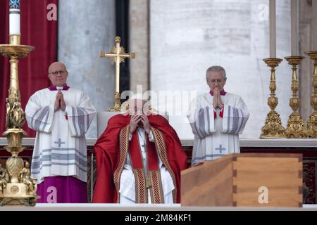 Papst Franziskus feiert die Trauermesse für Papst Emeritus Benedict XVI. In St. Petersplatz im Vatikan Stockfoto