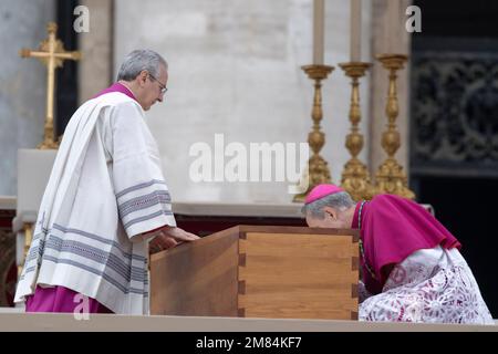 Monsignor Georg Gaenswein nimmt an der Bestattungsmesse für Papst Emeritus Benedict XVI Teil, die von Papst Franziskus in St. gefeiert wird Petersplatz Stockfoto