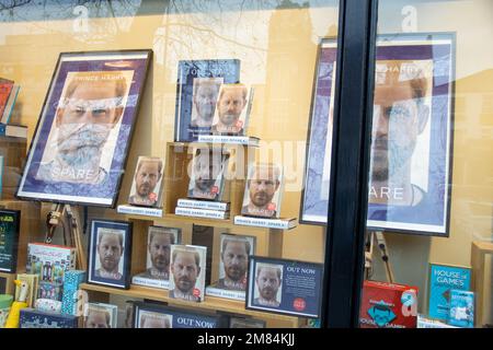 LONDON, ENGLAND - 12. JANUAR 2023: Prince Harry's Memoir „Spare“ im Angebot in Waterstones. Prinz Harrys Buch "Spare" wird in einer Zweigstelle von Waterstones in London ausgestellt. Kredit: Sinai Noor/Alamy Live News Stockfoto