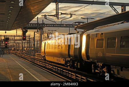 GWR Electric EMU Electric Multiple Unit, am Bahnhof Tamworth, Staffordshire, West Midlands, England, Großbritannien, B79 7JT Stockfoto