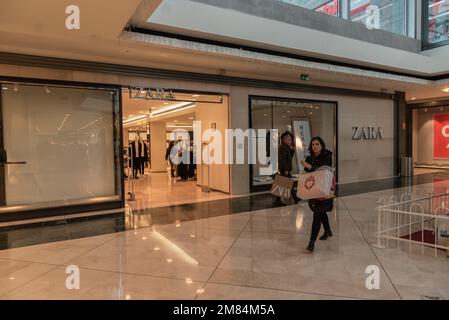 Lugo, Spanien. 7. Januar 2023: Erster Verkaufstag in den Zara-Geschäften von lugo. Stockfoto