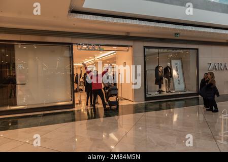 Lugo, Spanien. 7. Januar 2023: Erster Verkaufstag in den Zara-Geschäften von lugo. Stockfoto