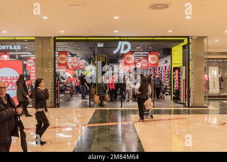 Lugo, Spanien. 7. Januar 2023: Erster Verkaufstag in den Geschäften jdsports von lugo. Stockfoto