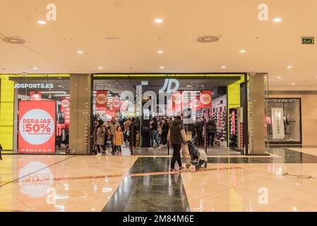 Lugo, Spanien. 7. Januar 2023: Erster Verkaufstag in den Geschäften jdsports von lugo. Stockfoto