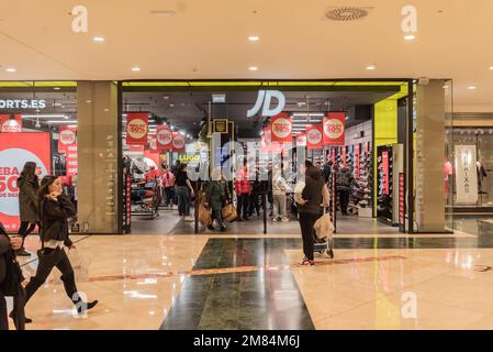 Lugo, Spanien. 7. Januar 2023: Erster Verkaufstag in den Geschäften jdsports von lugo. Stockfoto