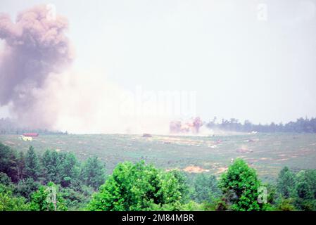 Eine Explosion einer Munition, die von einem Marine-AV-8A-Harrier-Flugzeug während einer Übung abgeworfen wurde. Basis: Marinestützpunkt, Camp Lejeune Bundesstaat: North Carolina (NC) Land: Vereinigte Staaten von Amerika (USA) Stockfoto