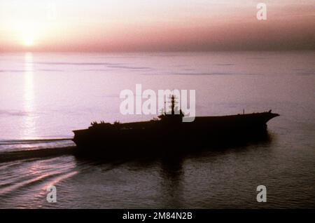 Viertelansicht des nuklearbetriebenen Flugzeugträgers USS CARL VINSON (CVN 70) aus der Steuerbord-Luft vor dem Sonnenuntergang. Land: Pazifik (POC) Stockfoto