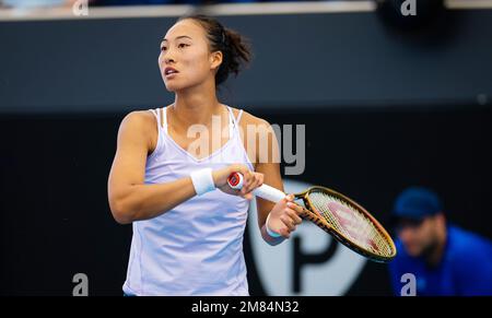 Qinwen Zheng aus China in Aktion während der zweiten Runde des 2023 stattfindenden Adelaide International 2, WTA 500 Tennis Turnier am 11. Januar 2023 in Adelaide, Australien - Foto: Rob Prange/DPPI/LiveMedia Stockfoto