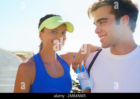 Liebe zur Fitness teilen. Porträt eines jungen sportlichen Paares, das draußen steht. Stockfoto