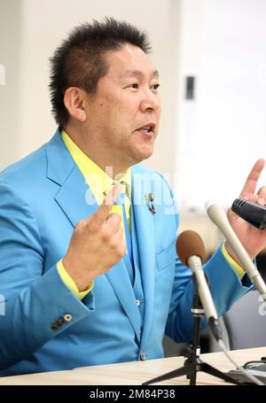 Donnerstag. 12. Januar 2023. Takashi Tachibana, NHK-Parteiführer, kündigt an, dass sein Parteianwalt GaaSyy (richtiger Name Yoshikazu Higashitani) im März auf einer Pressekonferenz am Donnerstag, den 12. Januar 2023 in Tokio von Dubai nach Japan zurückkehren wird. Ein berühmter YouTuber GaaSyy wurde letztes Jahr bei einer Wahl zum Mitglied des Oberhauses gewählt, aber er nahm nicht an den Diäten Teil, als er in den Vereinigten Arabischen Emiraten blieb. Die Polizei von Tokio hat einige Orte durchsucht, die mit GaaSyy am 11. Januar in Verbindung stehen, wegen Anschuldigungen der Einschüchterung. Stockfoto