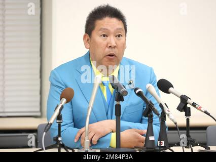 Donnerstag. 12. Januar 2023. Takashi Tachibana, NHK-Parteiführer, kündigt an, dass sein Parteianwalt GaaSyy (richtiger Name Yoshikazu Higashitani) im März auf einer Pressekonferenz am Donnerstag, den 12. Januar 2023 in Tokio von Dubai nach Japan zurückkehren wird. Ein berühmter YouTuber GaaSyy wurde letztes Jahr bei einer Wahl zum Mitglied des Oberhauses gewählt, aber er nahm nicht an den Diäten Teil, als er in den Vereinigten Arabischen Emiraten blieb. Die Polizei von Tokio hat einige Orte durchsucht, die mit GaaSyy am 11. Januar in Verbindung stehen, wegen Anschuldigungen der Einschüchterung. Stockfoto