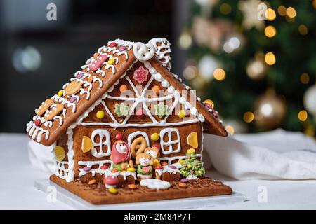 Lebkuchen Weihnachten Cookie House. Dekoration Für Winterferien Stockfoto